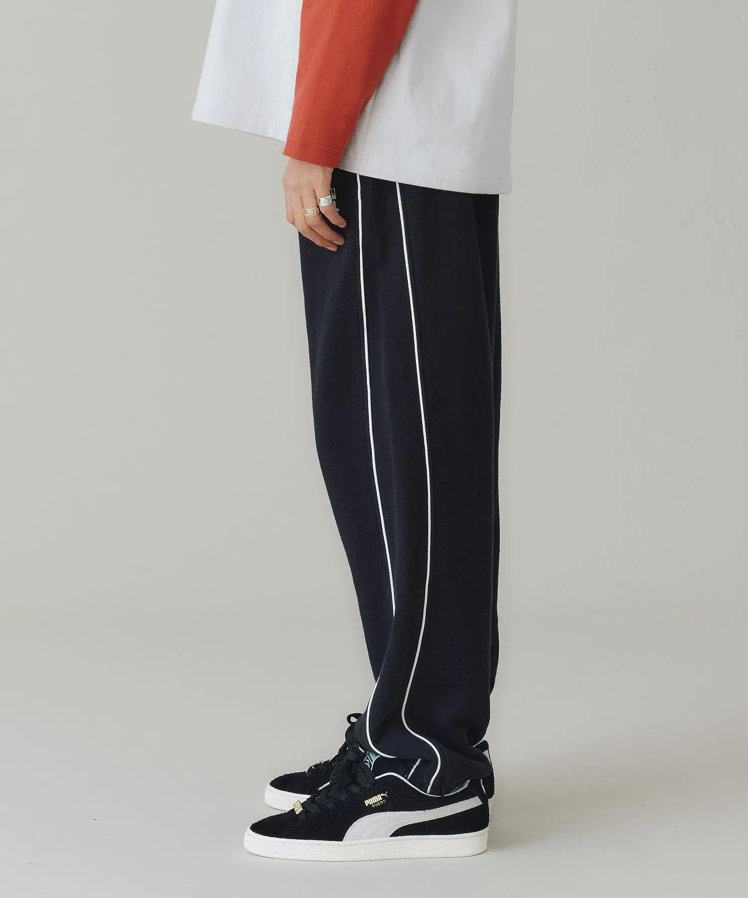 EMBROIDERED LOGO PIPING SWEATPANTS